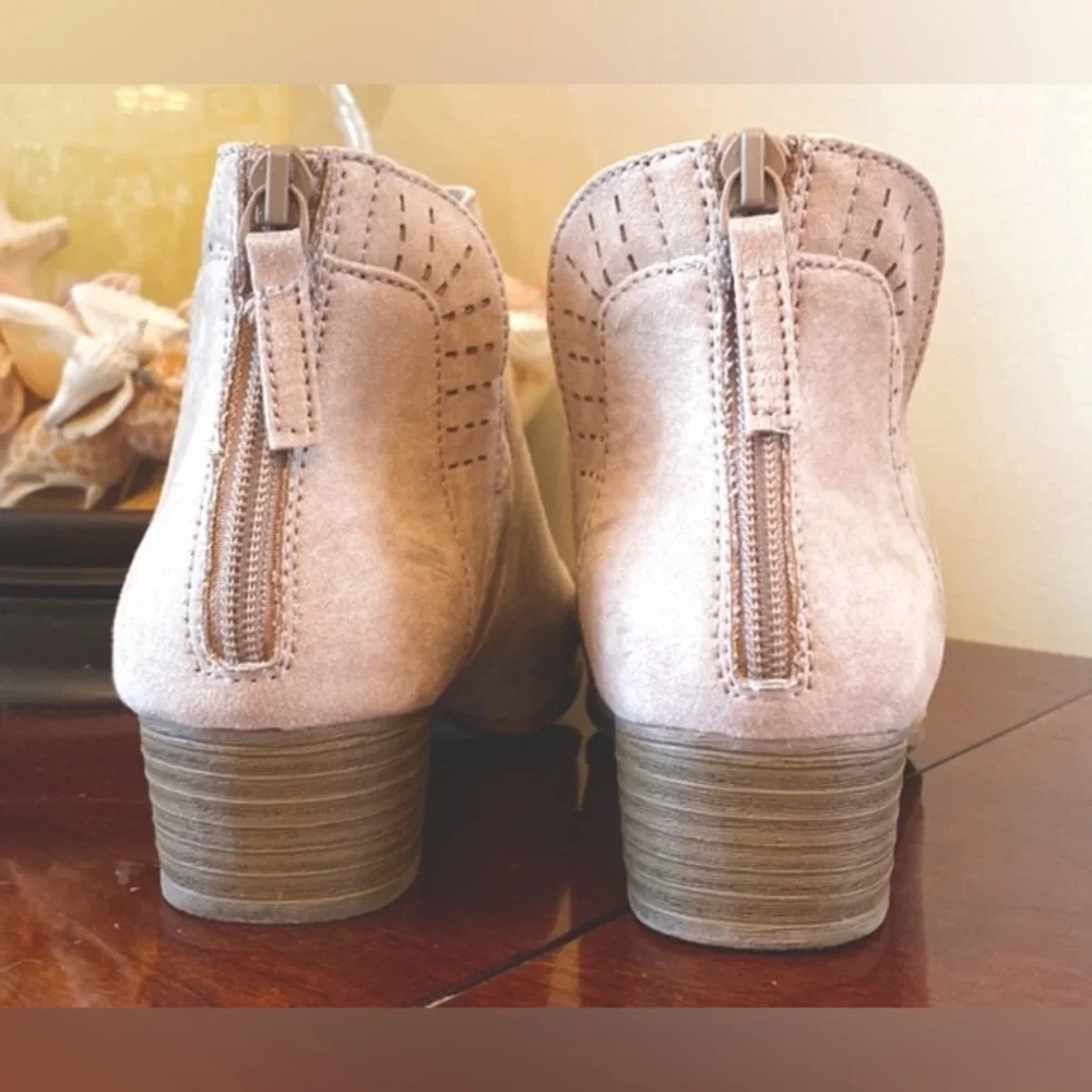 Arizona Jeans Co Memory Foam Cream SZ 6 Coastal Cowgirl Chic Suede Ankle Boots
